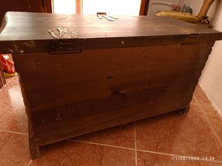 Arca cofre y sillas vestibulo