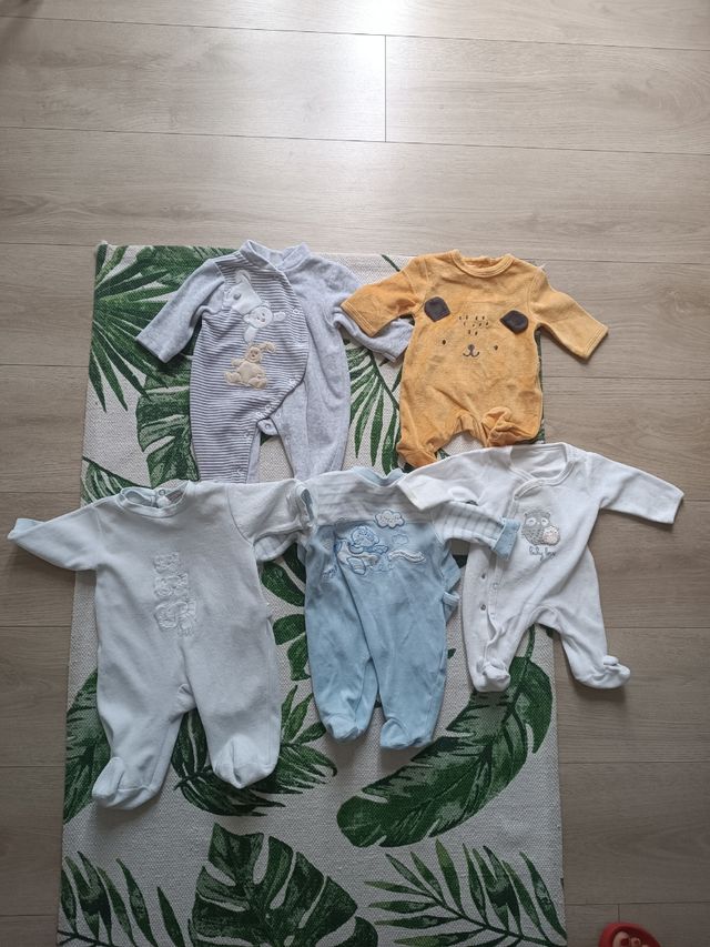 💚💚💚💚Lote de 5 pijamitas 0 meses prematuro