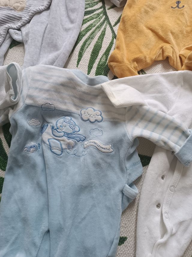 💚💚💚💚Lote de 5 pijamitas 0 meses prematuro
