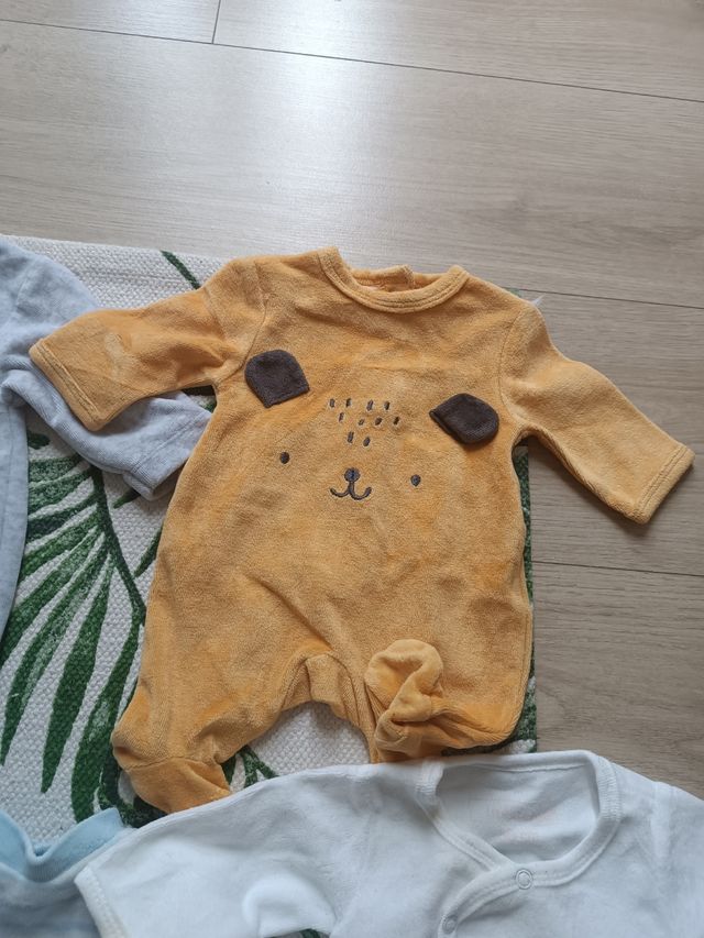 💚💚💚💚Lote de 5 pijamitas 0 meses prematuro