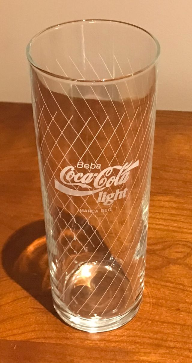 1 vaso de Coca-Cola  Coke Light, formato tubo coke