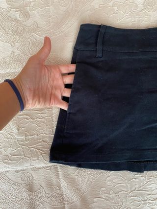 Falda corta negra vaquera con bolsillos