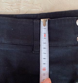 Falda corta negra vaquera con bolsillos