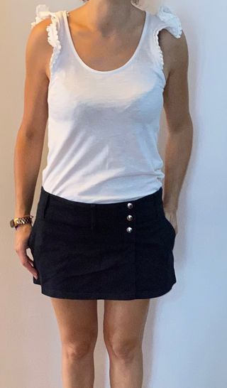 Falda corta negra vaquera con bolsillos