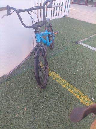 Bicicleta BMX azul 