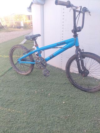 Bicicleta BMX azul 