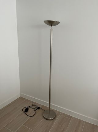 Lampara de pie con luz regulable