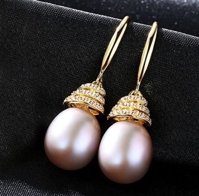 Pendientes a 10€ el par, perla, de plata maciza.