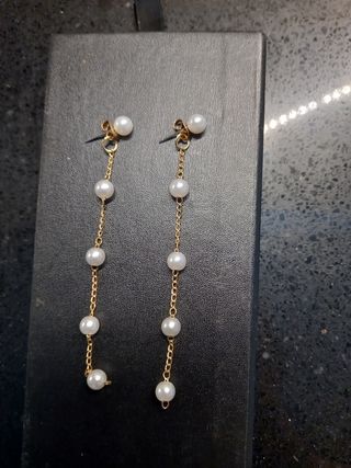 Pendientes largos de perlas.