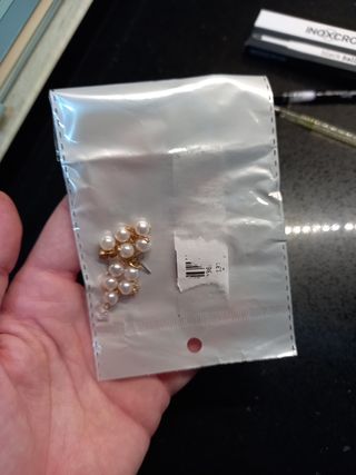 Pendientes largos de perlas.