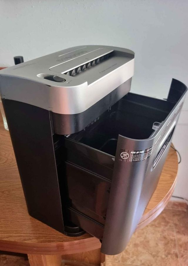 Trituradora de papel  y cd 8 páginas Amazon Basics