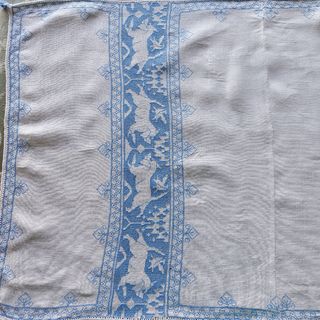 Centrotavola ricamato a mano in cotone