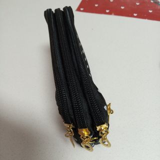 Bolsito mano, 5 bolsillos.