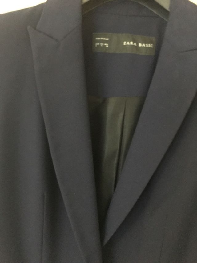 Blazer azul marino y falda de encaje,