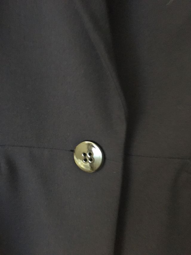 Blazer azul marino y falda de encaje,