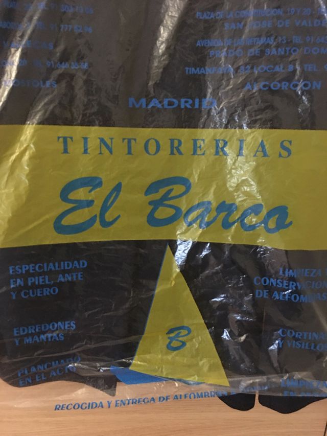 Blazer azul marino y falda de encaje,