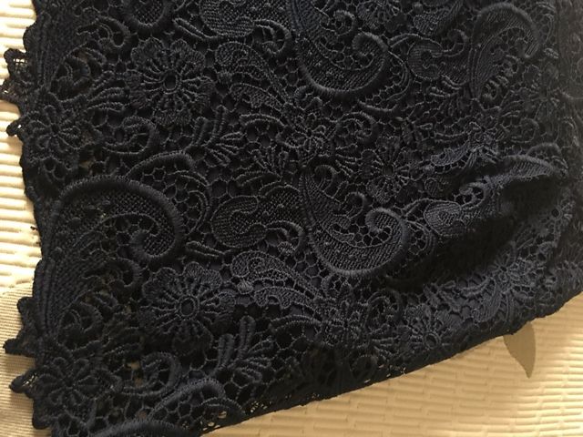 Blazer azul marino y falda de encaje,