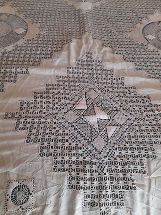 Increíble mantel ó colcha trabajada a mano.
