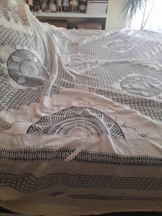 Increíble mantel ó colcha trabajada a mano.