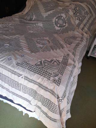 Increíble mantel ó colcha trabajada a mano.