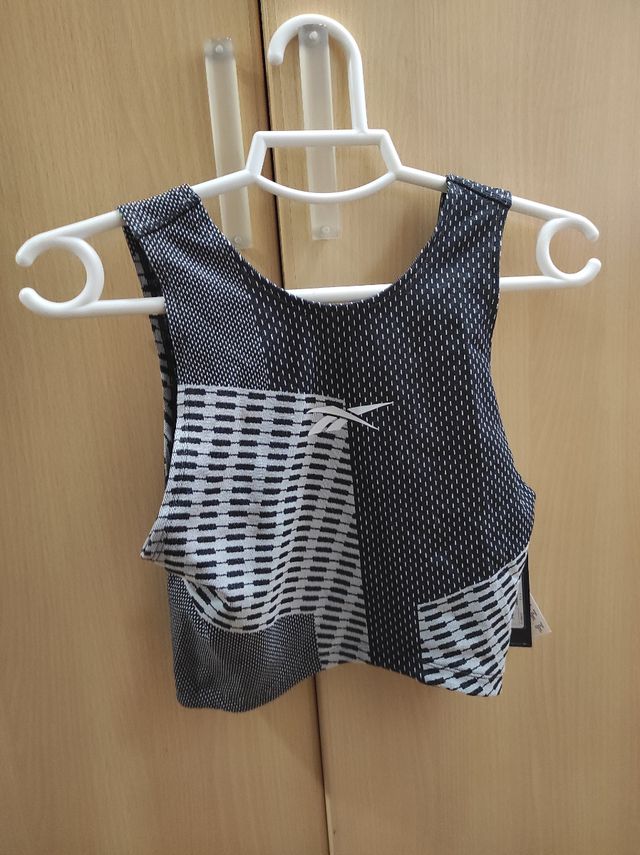 Top deportivo Reebok
