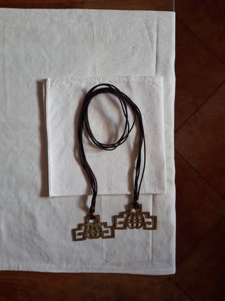 Collar de cuero y metal