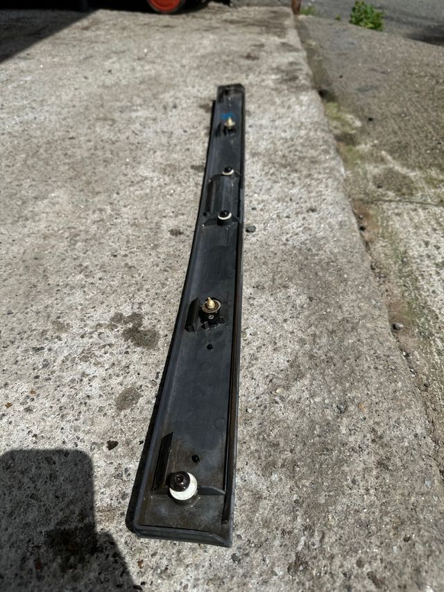 moldura porton clio 1.8 16v