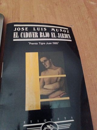 El Cadáver Bajo el Jardín, 1987