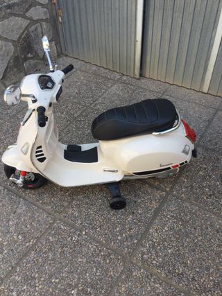 Moto Vespa eléctrica infantil.