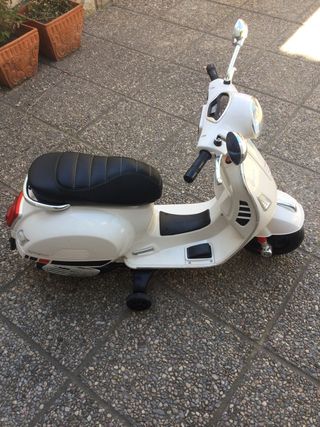 Moto Vespa eléctrica infantil.