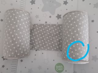 Cojín antivuelco gris con estrellas