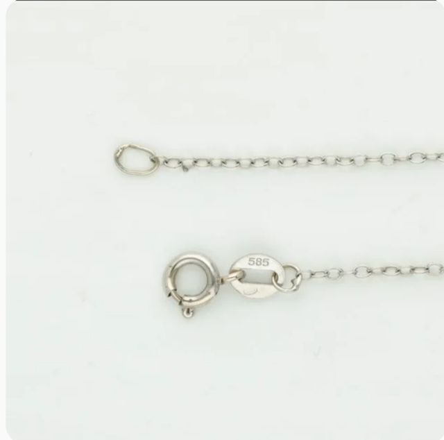 Collar de oro blanco con colgante de diamante