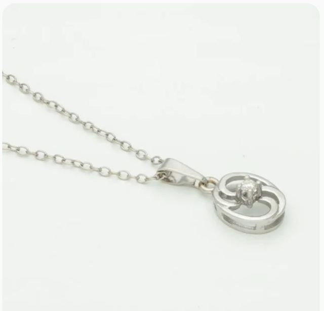 Collar de oro blanco con colgante de diamante