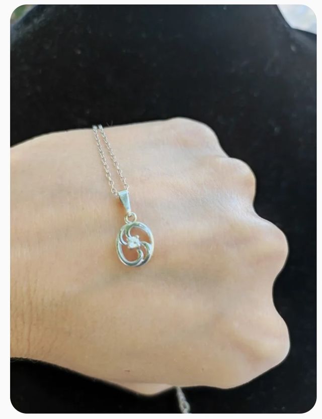 Collar de oro blanco con colgante de diamante