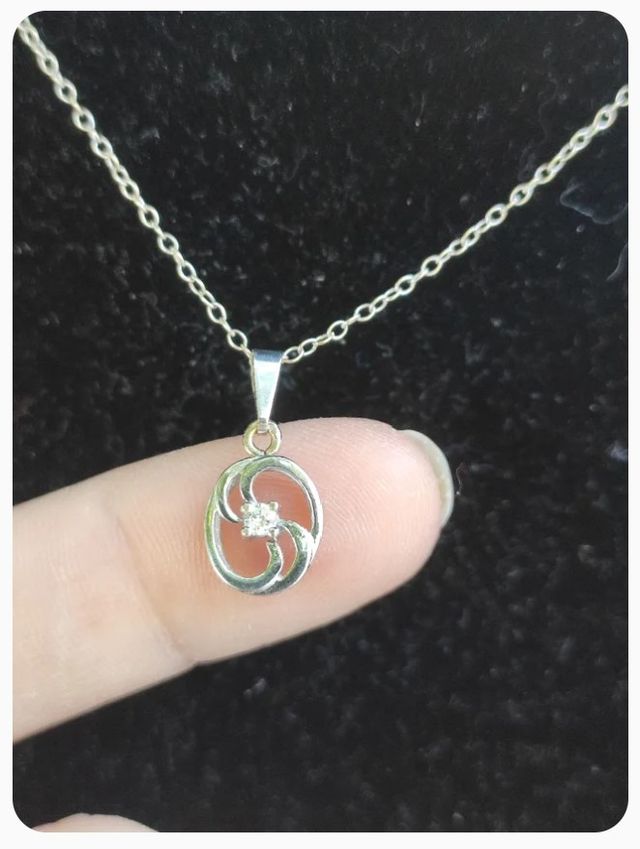 Collar de oro blanco con colgante de diamante