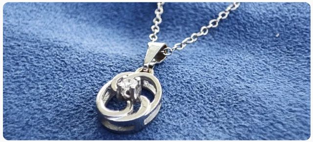 Collar de oro blanco con colgante de diamante