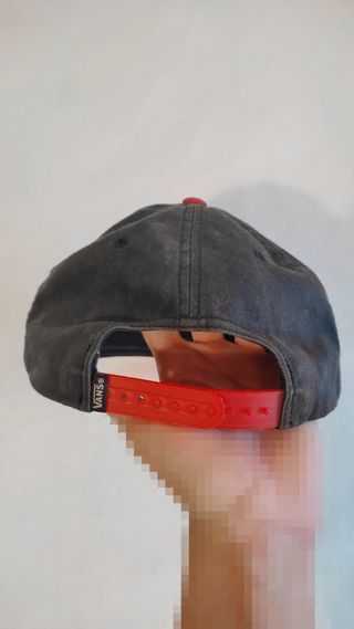 Gorra Vans roja y negra