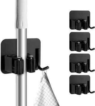 Soportes adhesivos de pared para escobas.