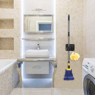 Soportes adhesivos de pared para escobas.