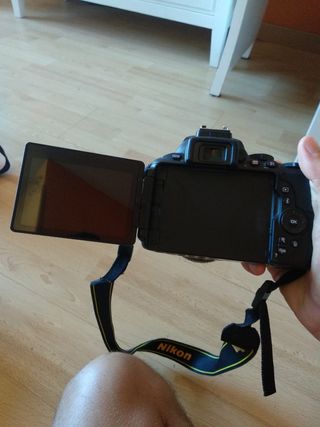 Cámara Nikon D5600 + Objetivo + Funda