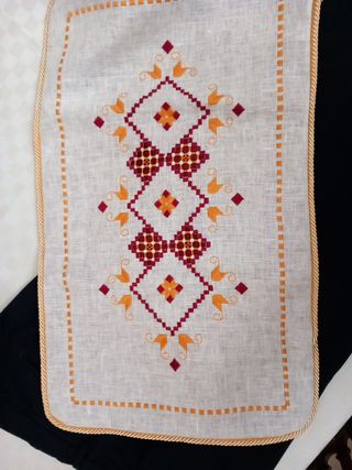 Centrino e copri cuscino ricamato a mano