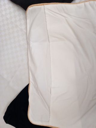 Centrino e copri cuscino ricamato a mano