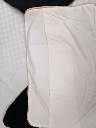 Centrino e copri cuscino ricamato a mano