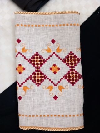 Centrino e copri cuscino ricamato a mano