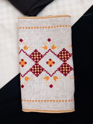 Centrino e copri cuscino ricamato a mano