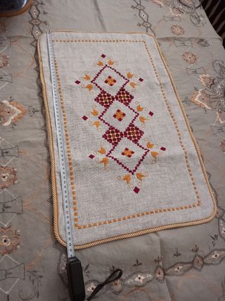 Centrino e copri cuscino ricamato a mano