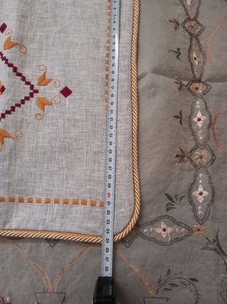 Centrino e copri cuscino ricamato a mano