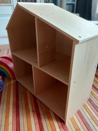 Estanteria de madera. Casa de muñecas