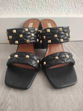 Sandalia tacón negra con tachuela dorada