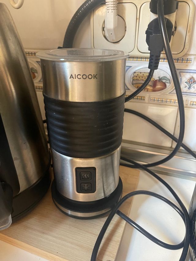 Cafetera Nespresso + Espumador de leche